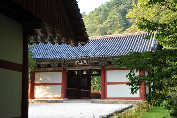 Chonwang Gate, the inner gate to Pohyon Temple housing the four heavenly kings