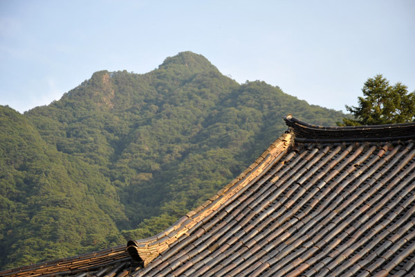 Tile roof of the Manse Pavilion, Pohyon Temple