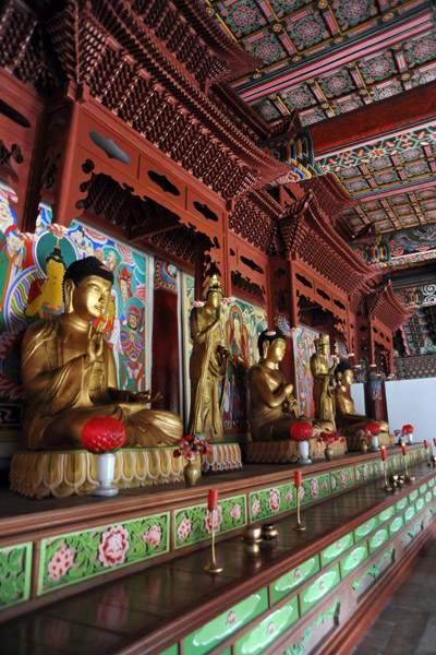 Buddhas lined up in Taeung Hall, Pohyon Temple