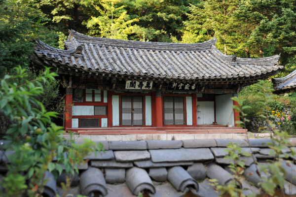 A small pavilion to the left of the Kwanum Hall, Pohyon Temple