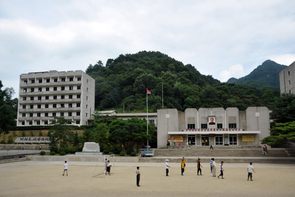 Mount Myohyang School (?)