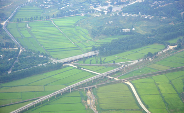 The highway leading north out of Pyongyang