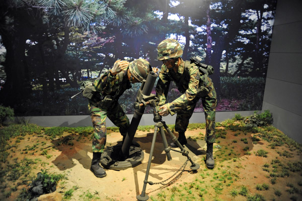 ROK soldiers preparing a mortar