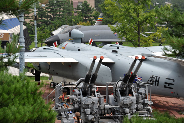 Open-air exhibits next to the Korean War Memorial
