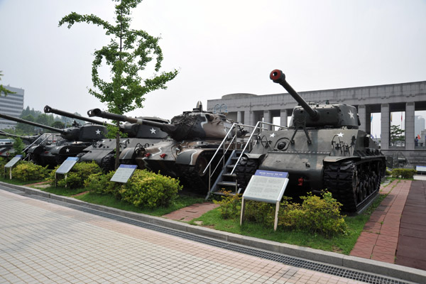 Row of Amerian tanks, Korean War Memorial