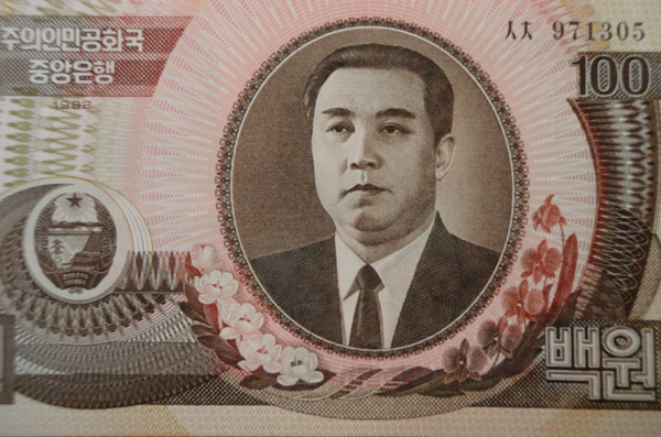 Are North Koreans allowed to fold their money?