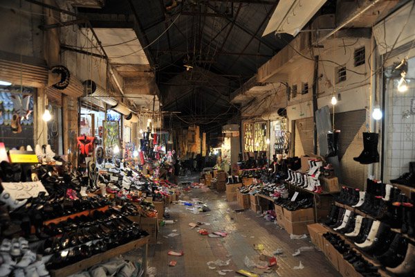 Erbil Bazaar at night - shoe area
