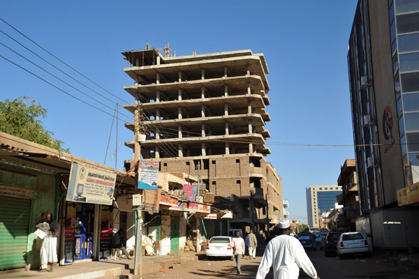Construction pause, Malik Ave., Khartoum