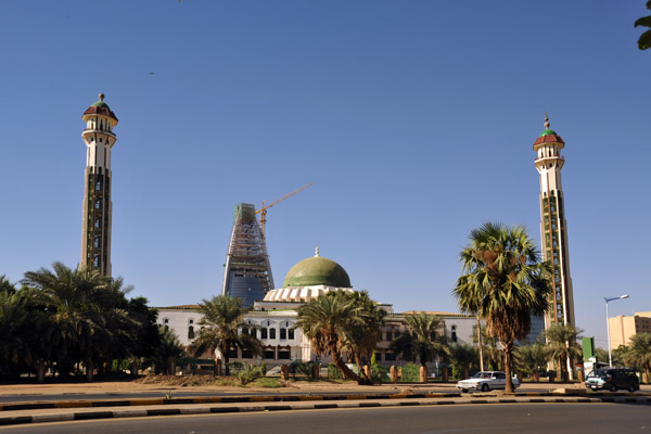 Khartoum, western Nile Street - El Shaheed Mosque & GNPOC Tower