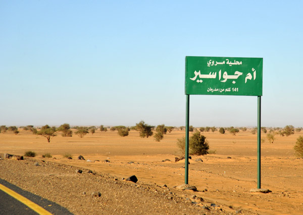 Road sign for Umm Khoasir, at km 141 on the Northern Highway