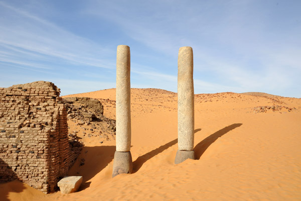 Twin columns, Old Dongola