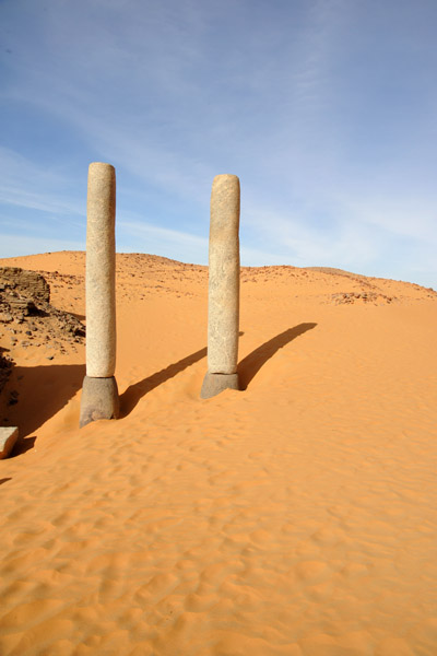 Twin columns, Old Dongola