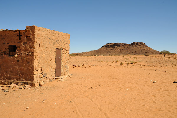 Small building with Jebel Naqa