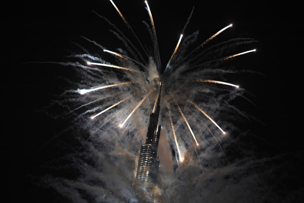 A star burst at the top of the Burj Khalifa