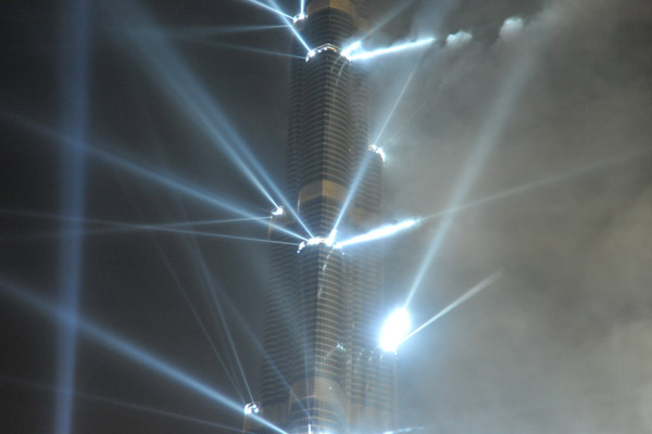 Spotlights mounted on each terrace of the Burj Khalifa