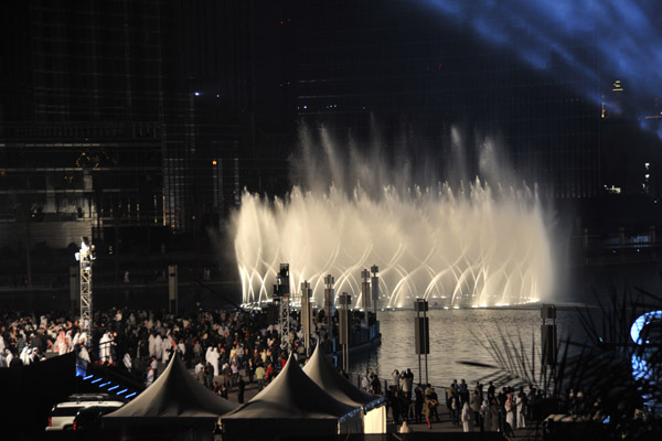 Dubai fountain performing for the assembled crowd