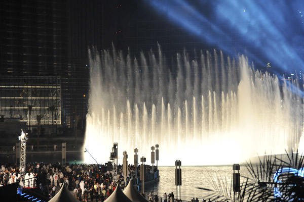 The high shots of the Dubai Fountain make a loud cracking sound