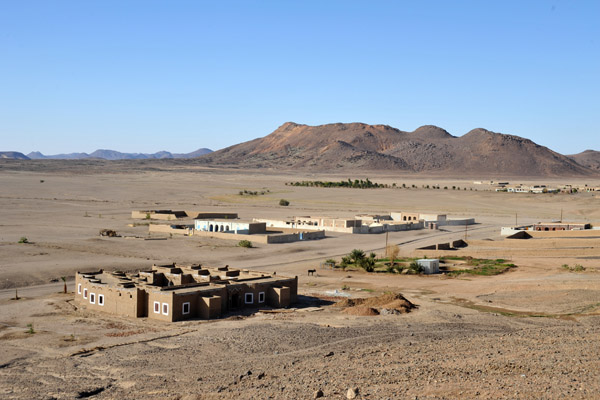 View of the new guesthouse in Sesibi from the side of Jebel Sesi