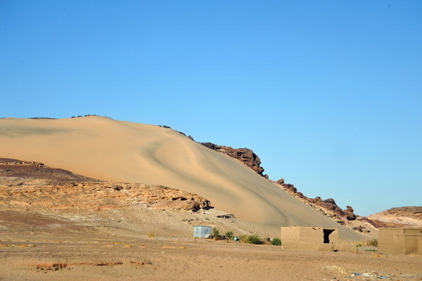 On the return to Soleb, we stopped at the big sanddune