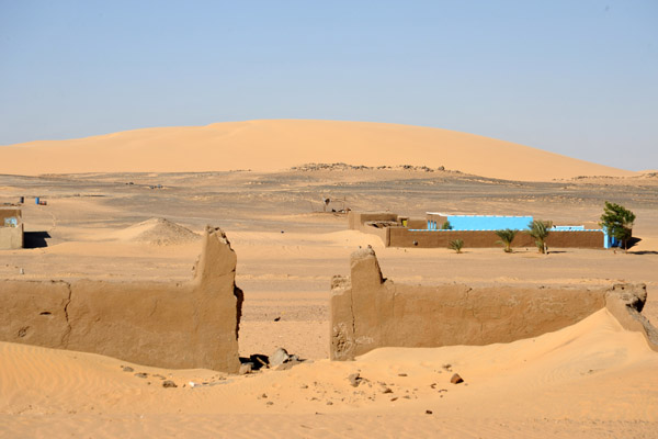 The vast expanse of the Sahara extends 4800 km to the west all the way to the Atlantic Ocean