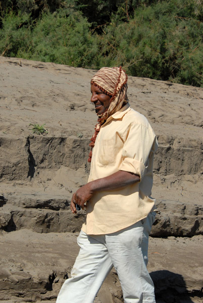 Mahmoud has found the boat driver to take us to Sai Island