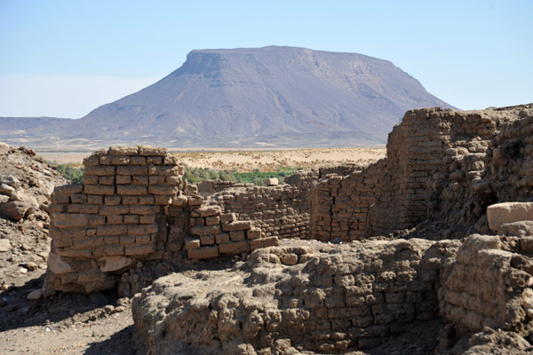 Jebel Abri with the weathered walls of the Ottoman fort
