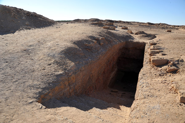 Many of the graves at El Kurru are of the tumulus (burial mound) type