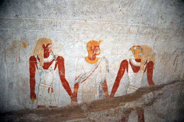 Queen Qalhata flanked by two gods, Amseti and Qebehsenuef, sons of Horus