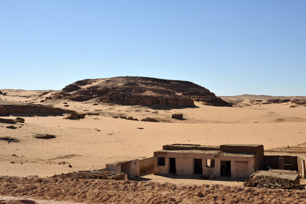 Along the desert road between Karima and El Kurru