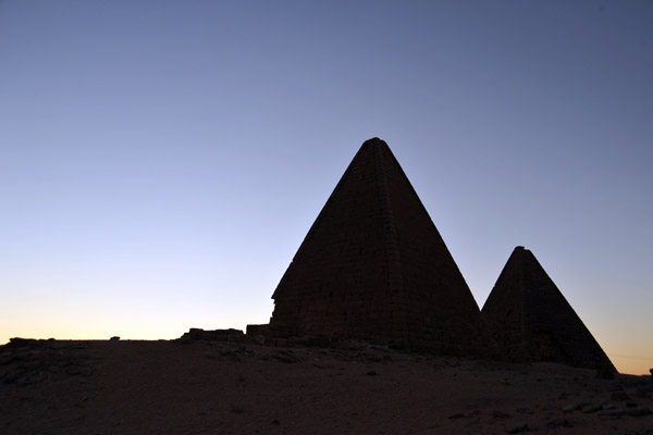 Pyramid silouette, Karima