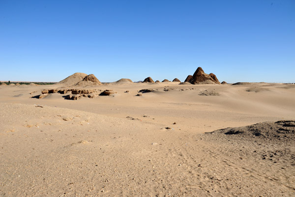 Approaching the Pyramids of Nuri across the desert from the west