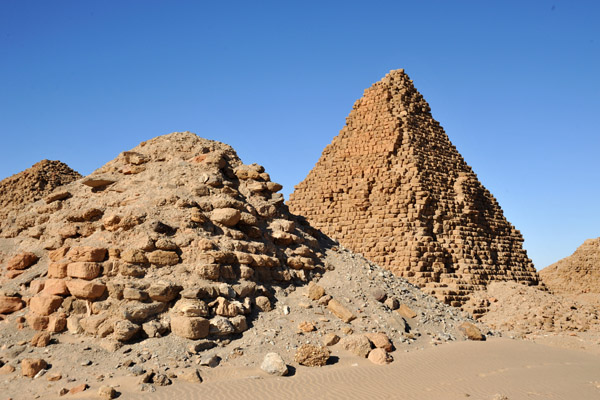 The smallest pyramids at Nuri belonged to the queens