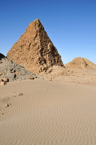 Pyramid in the desert, Nuri