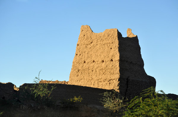 Decaying mudbrick watchtowerFertile strip along the East Bank of the Nile between El Kurru and Karima