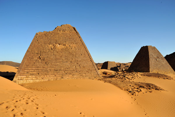 It is really a shame that these magnificent pyramids, which survived in tact for over 2000 years, were damaged so badly in 1834