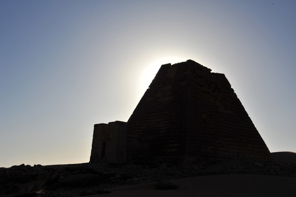 Sun behind the pyramid Beg N.21