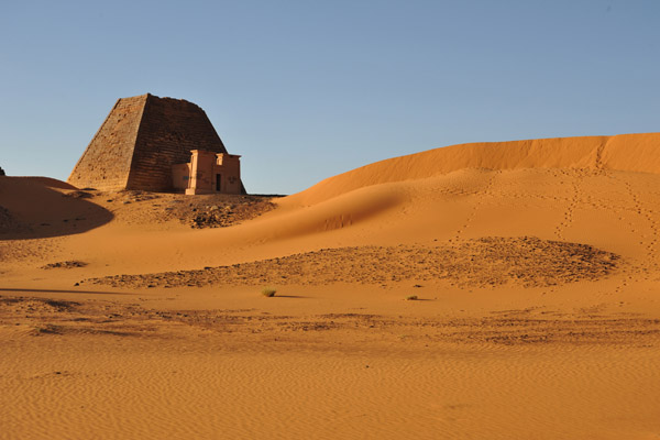 Pyramid Beg. N20 with the sand dunes of Mero