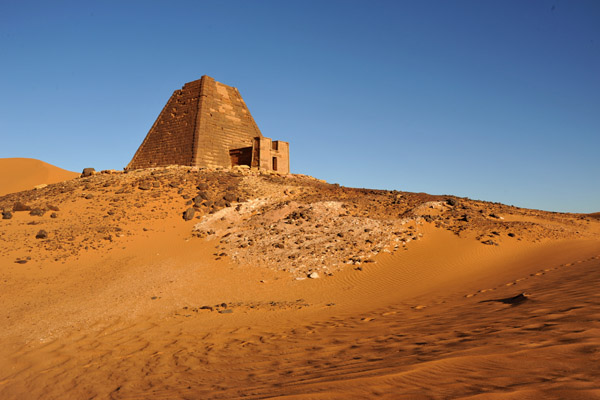 Pyramid Beg N.21, Mero