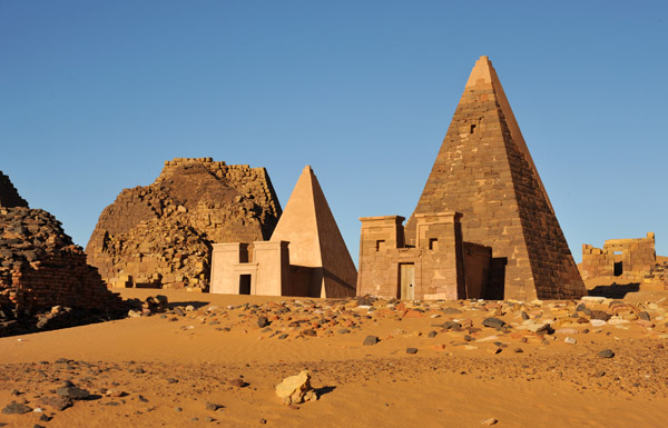 Pyramid Beg N.19 on the right and Beg N. 32 on the left