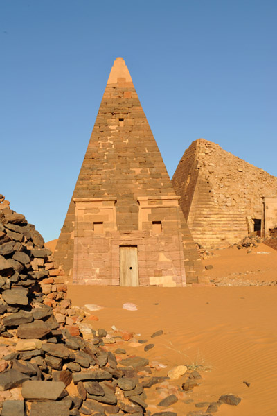 Pyramid Beg N. 19, Mero