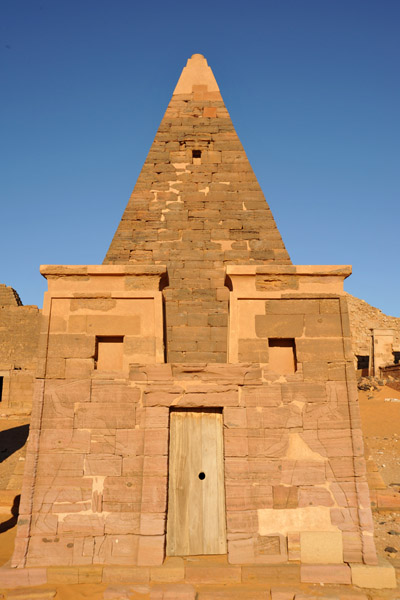 Fine chapel of Pyramid Beg. N19