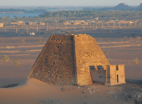 Pyramid Beg N.20, Mero, at sunrise