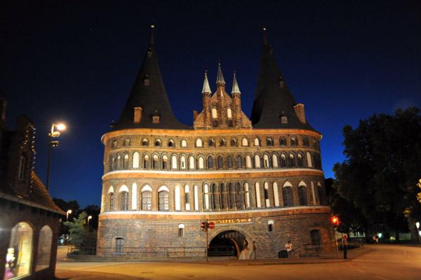 The rear of the Holstentor at night
