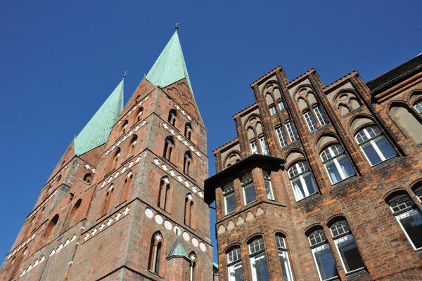 Marienkirche with a neighboring building on Schsselbuden