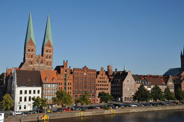 Towers of the Marienkirche rising behind An der Untertrave