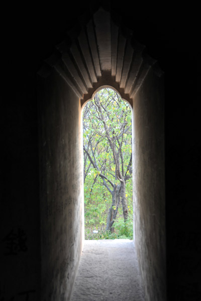 Inside the narrow entrance to Chigang Pagoda