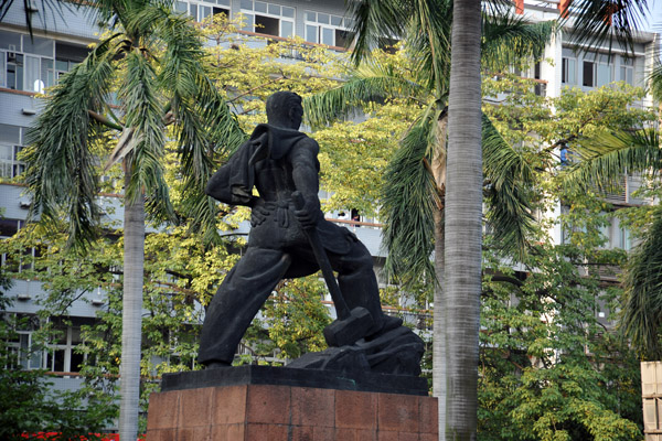 Park with statue in front of the Guangzhou Childrens Library, Yanjiang West Road