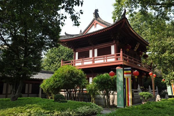 On either side of the courtyard, the Bell and Towers - Guangxiao Si 