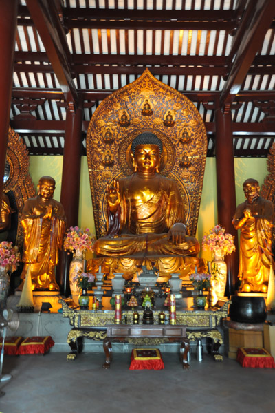 Śākyamuni Buddha flanked by two disciples