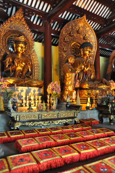 The Mahavira Hall houses 3 large Buddhas